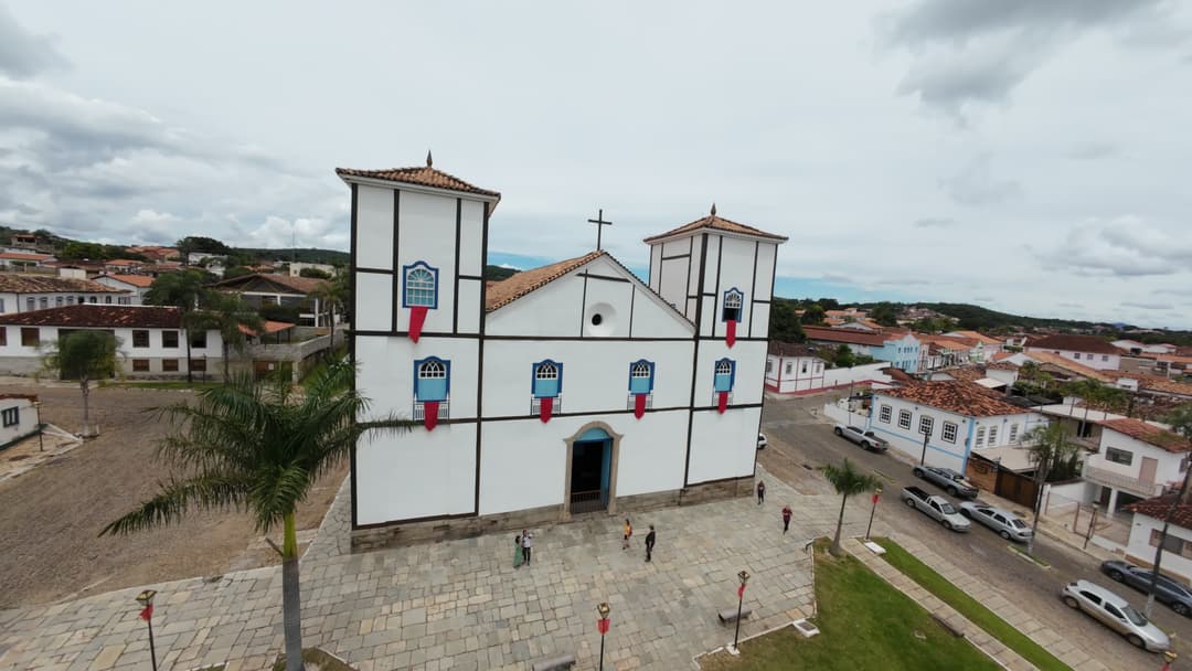 Igreja histórica no centro de cidade colonial