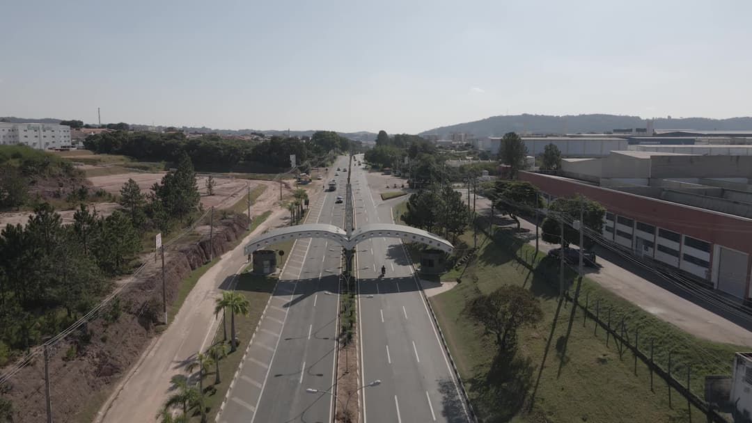 Portal de acesso em avenida arborizada na cidade de Itupeva/sp