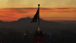 Bandeira no alto do Edifício Altino Arantes