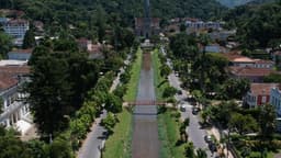 Catedral São Pedro de Alcântara e a Avenida Koeler em Petrópolis