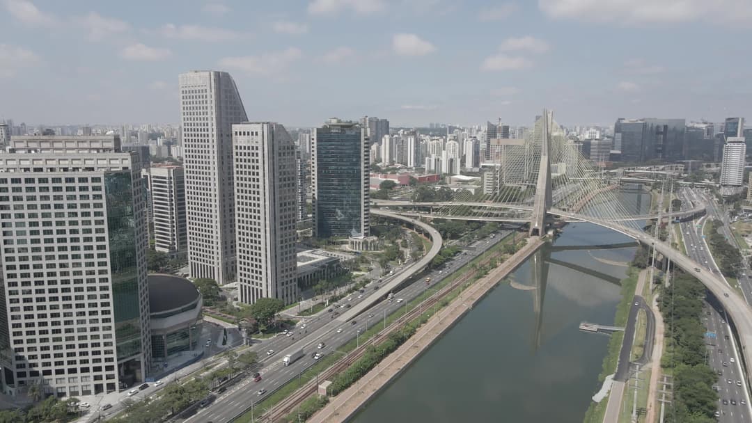 Ponte Estaiada e skyline da zona sul de SP