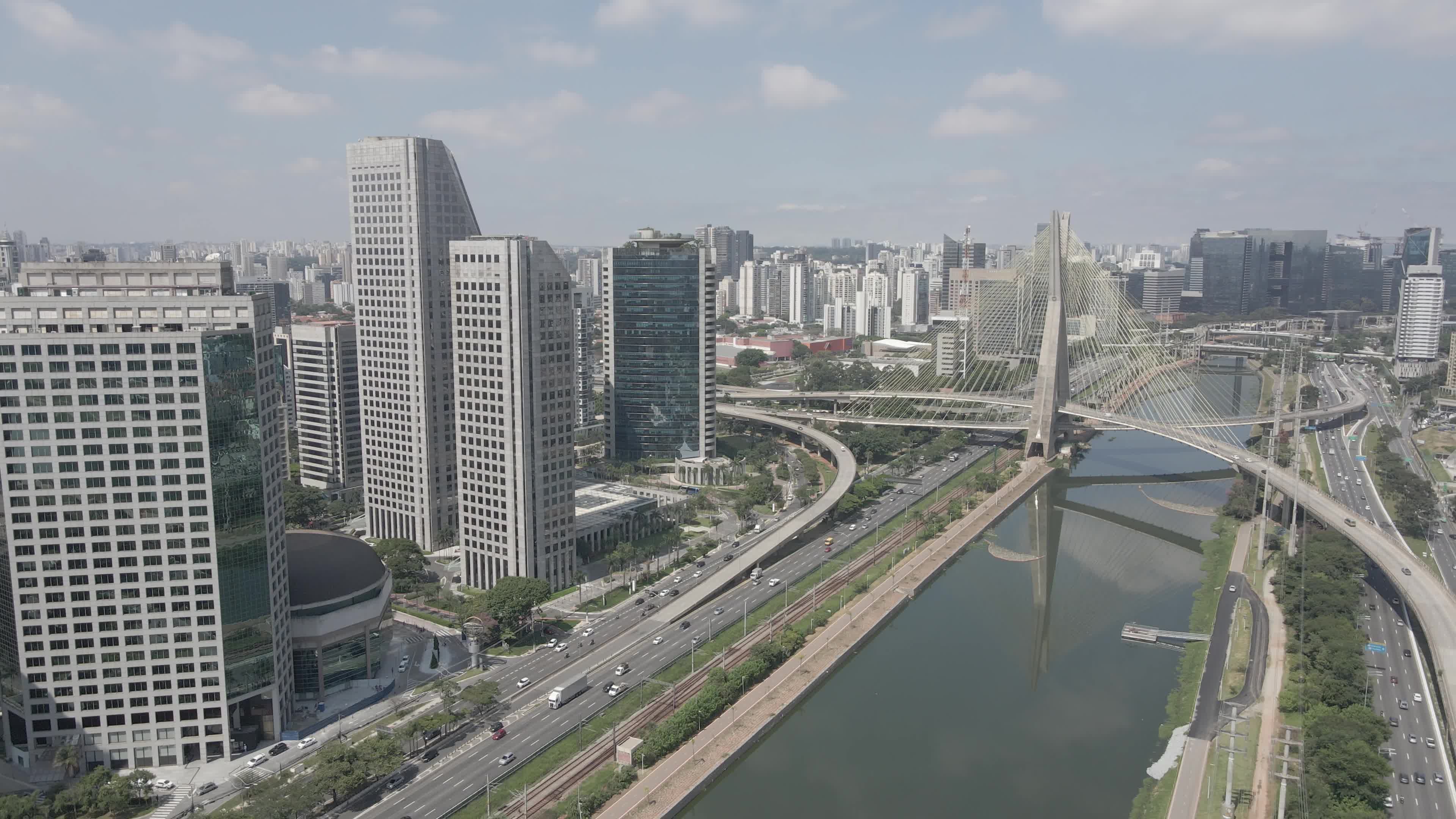 Ponte Estaiada e skyline da zona sul de SP