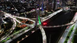 Hyperlapse curto - Ponte Estaiada colorida