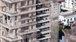 Prédio em construção coberto por telas