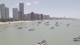 Barcos de pesca no litoral urbano