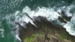 Ondas quebrando sobre rochas à beira-mar