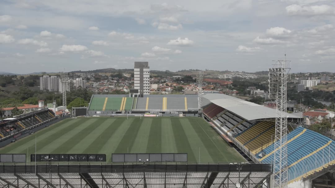 Estádio Nabi Abi Chedid, vazio em dia claro na cidade