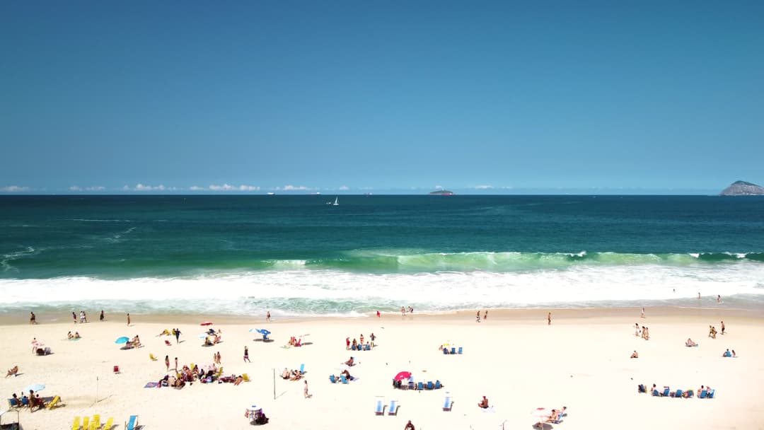 Céu azul na praia do Leme - 4K
