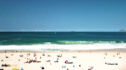 Céu azul na praia do Leme - 4K