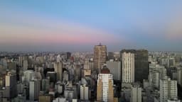 Aproximando o Edifício Itália de longe durante um por do sol