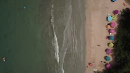 Vista de cima (zenital) da Praia do Alto em Ubatuba - Mar e Guarda-sóis coloridos
