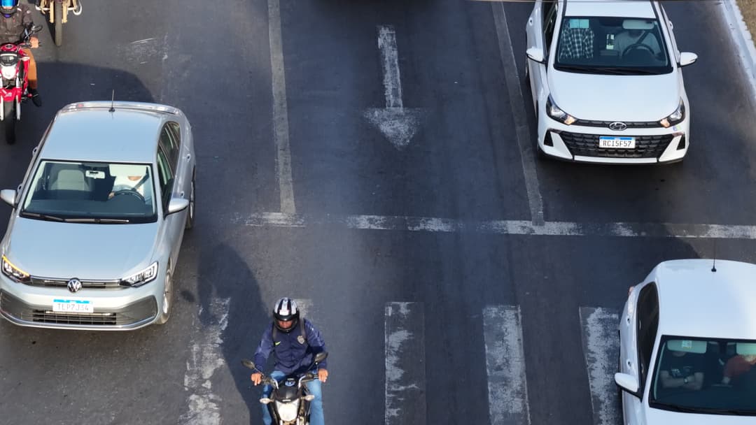 Trânsito urbano visto de cima