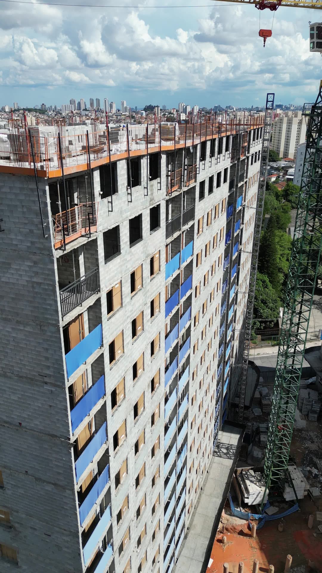 Prédio em construção domina o horizonte urbano