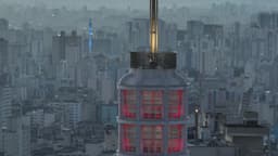 Topo iluminado do Edifício Martinelli ao entardecer