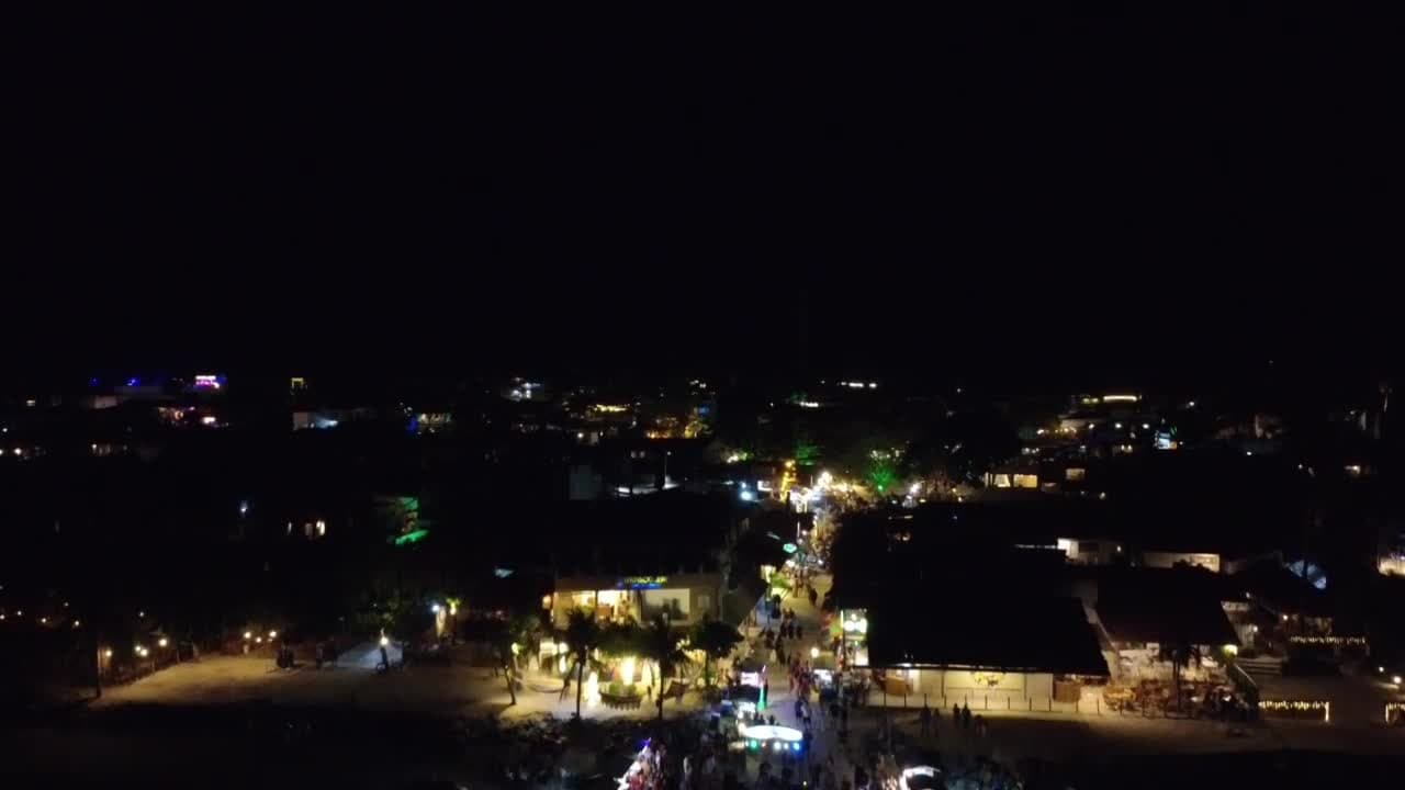 Rua principal de Jericoacoara iluminada durante a noite