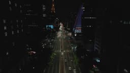 Avenida Paulista iluminada à noite