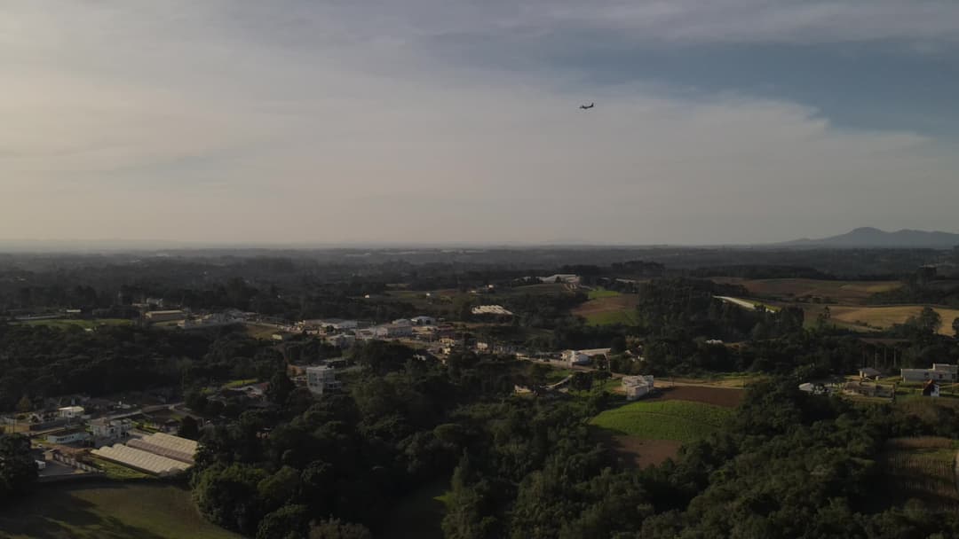 Avião pousando em aeroporto em 4k