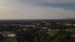 Avião pousando em aeroporto em 4k