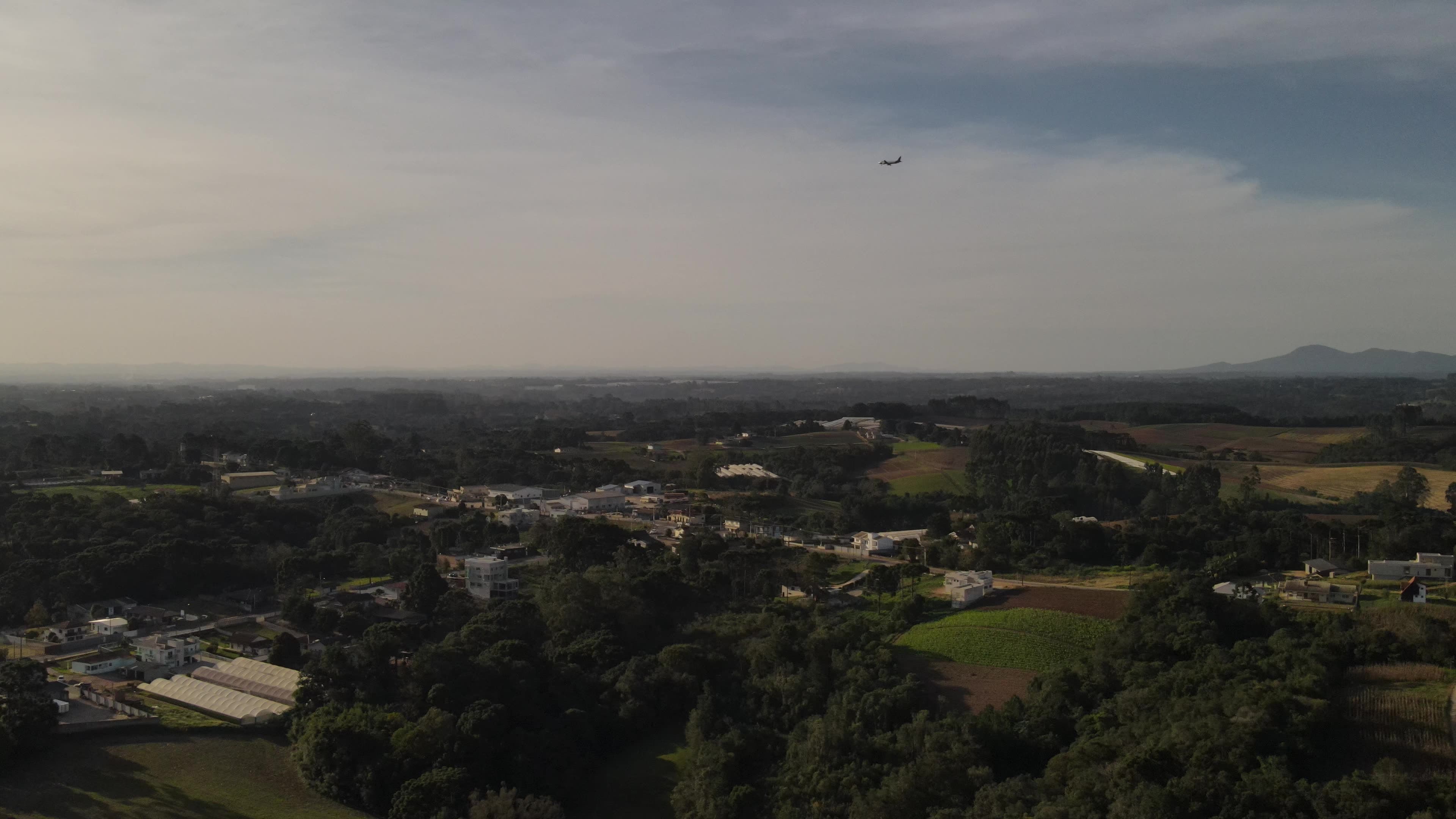 Avião pousando em aeroporto em 4k