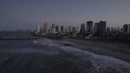 Pier Urbano ao Entardecer na Praia Central