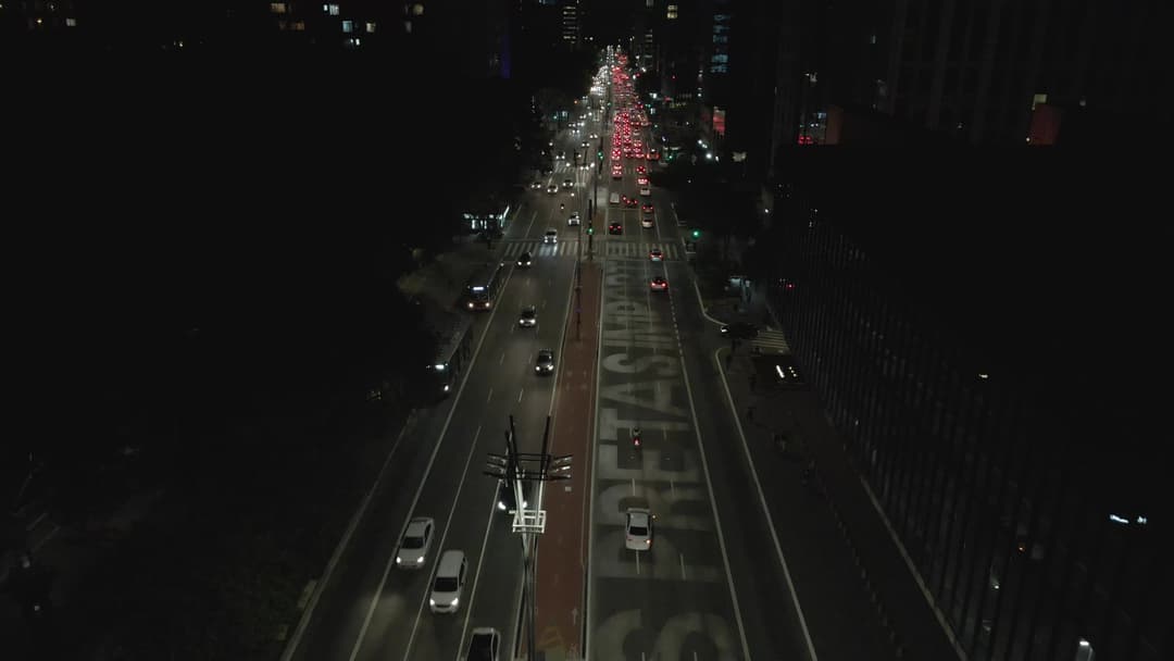 Av paulista com MASP ao lado de noite.