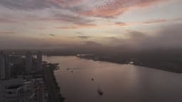 Amanhecer sobre o canal com barcos navegando 