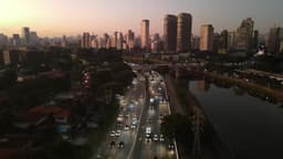 Trânsito intenso na Marginal Pinheiros ao entardecer