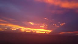 Pôr do sol vibrante com nuvens iluminadas