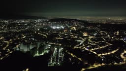 Cidade iluminada vista aérea noturna