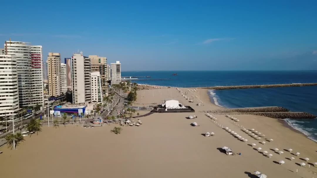 Praia de Iracema com Arranha-céus e Quiosques