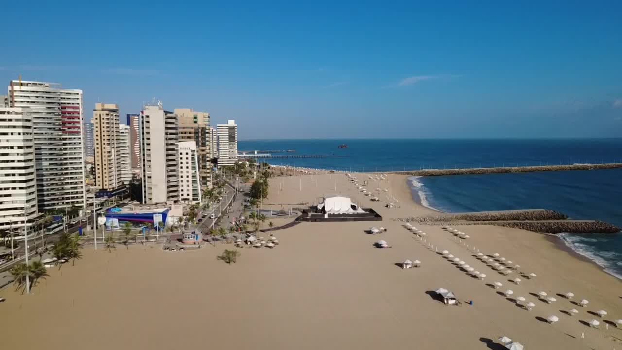 Praia de Iracema com Arranha-céus e Quiosques