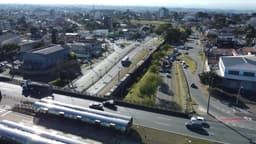 Trêm em Curitiba PR, passando por baixo da Linha Verde