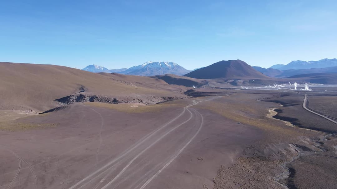 Gêiseres fumegantes no deserto andino