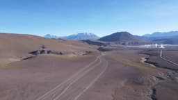 Gêiseres fumegantes no deserto andino