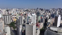 Rasante pelo hotel Jabaquara com Horizonte de Prédios no Centro de São Paulo