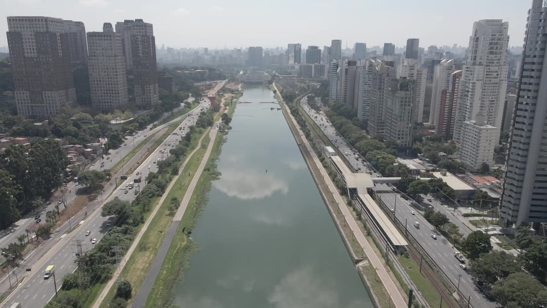 Rio Pinheiros entre arranha-céus urbanos
