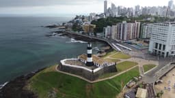 Farol da Barra em destaque sobre Salvador