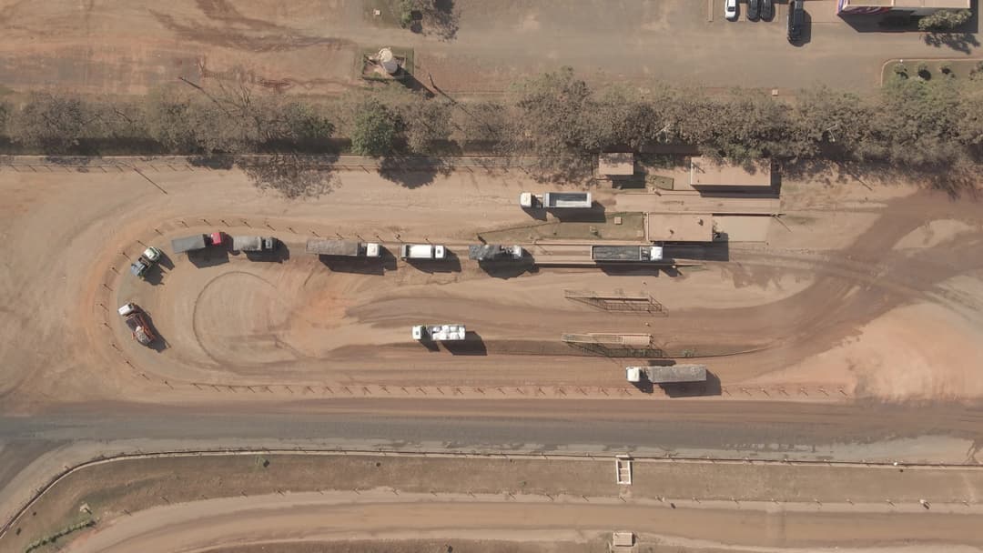 Caminhões em fila em área de pesagem rural