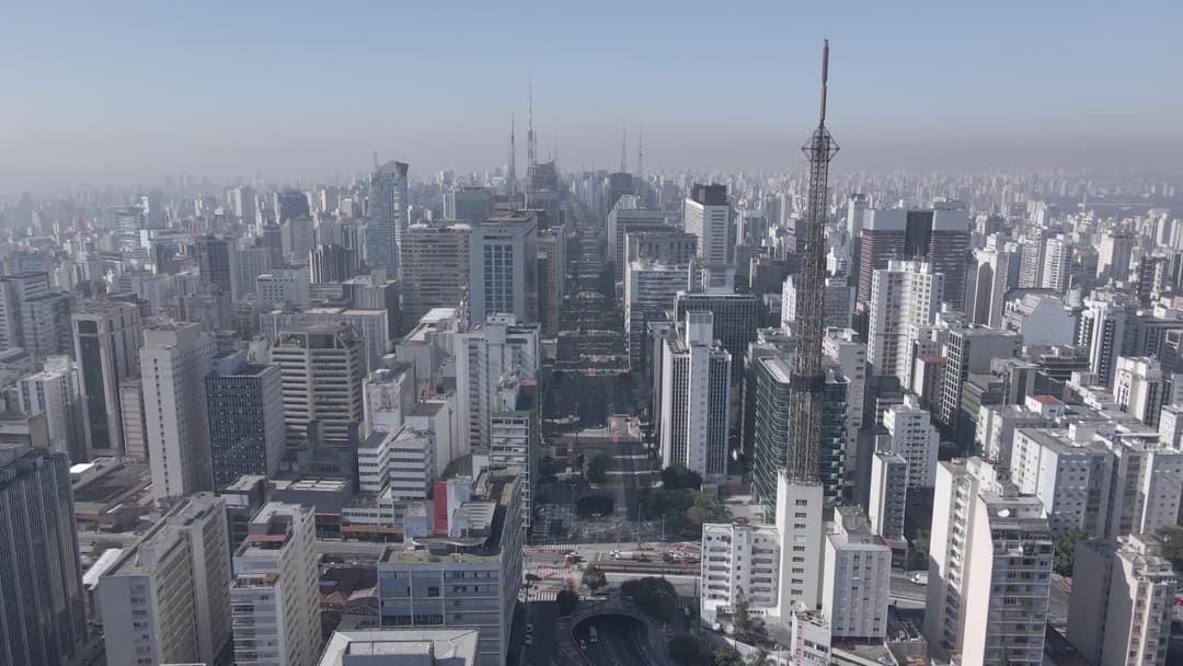 Avenida Paulista entre arranha-céus imponentes