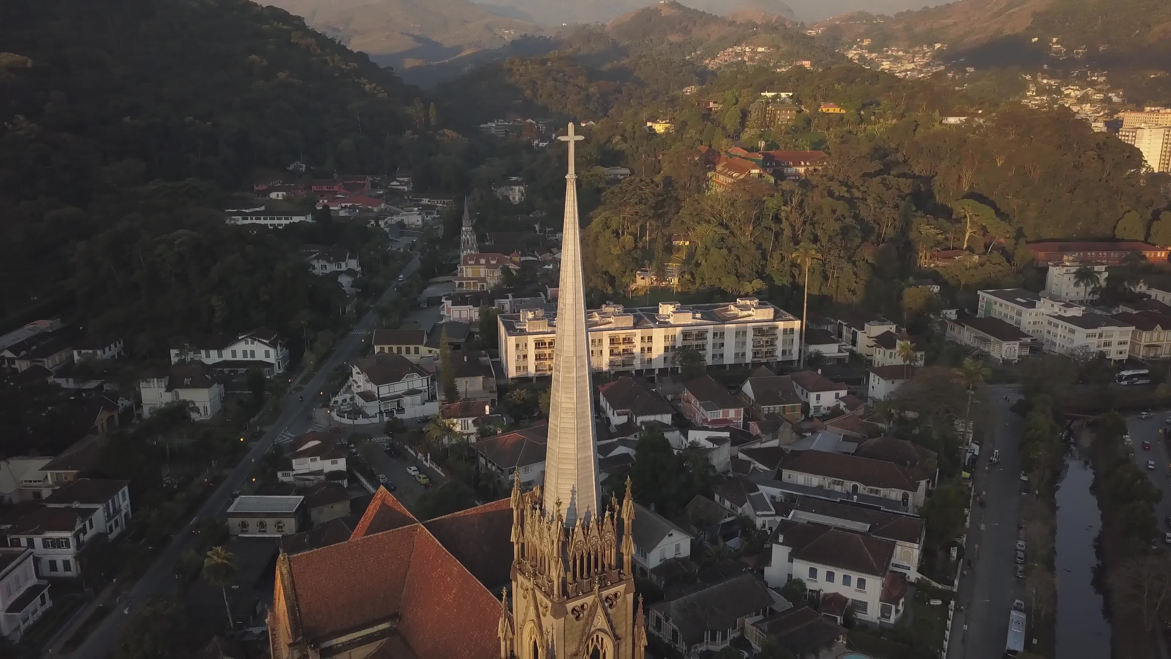 A imponente Catedral de Petrópolis vista de cima com a cidade e montanhas ao fundo