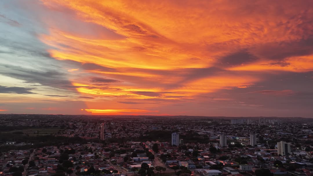 Por do sol dourado sobre a cidade