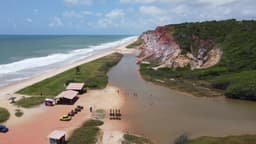 Lagoa Doce na praia do Gunga com vista para falésias