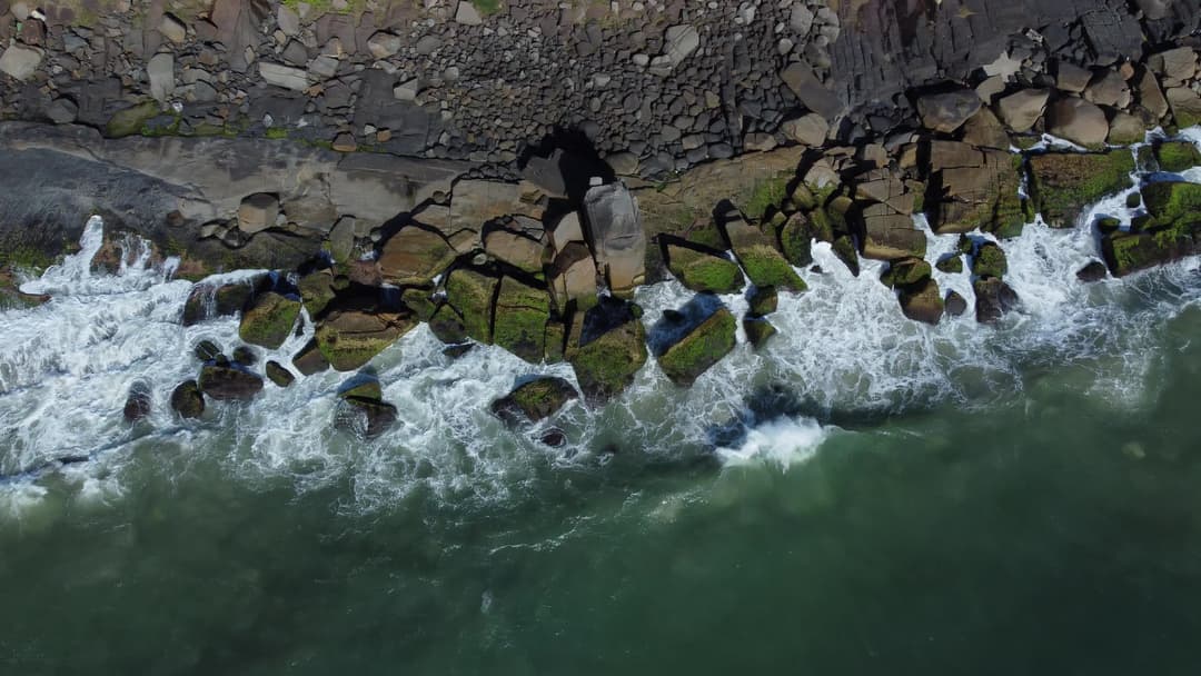 Água do mar batendo nas pedras