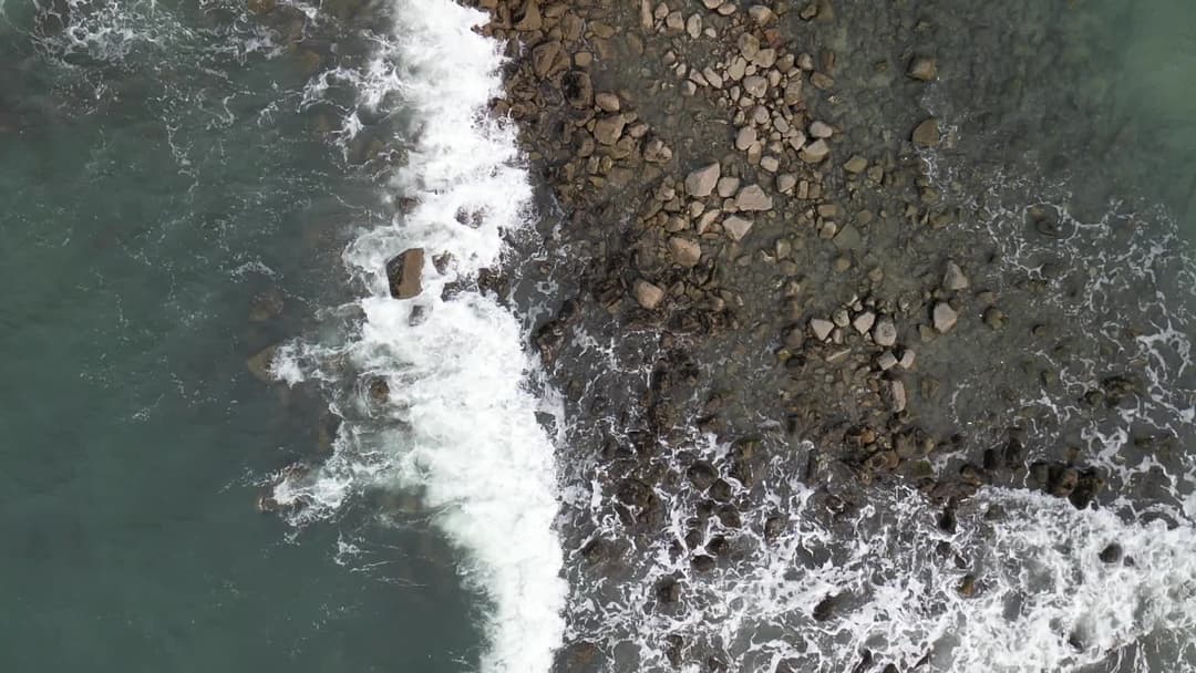 Ondas do mar batendo nas pedras 