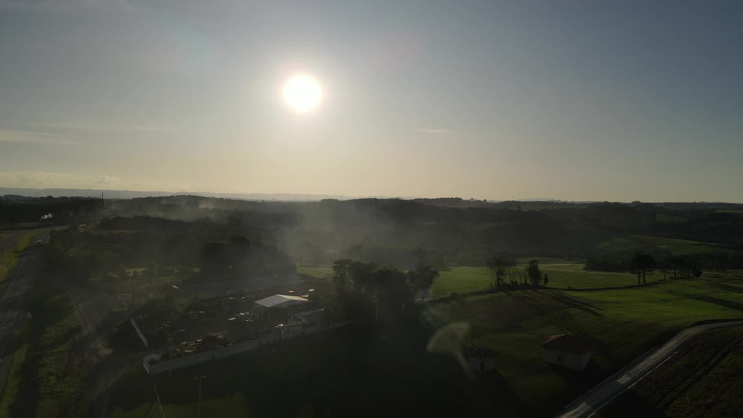Nascer do sol no campo e rodovia 4k