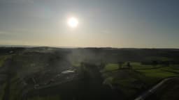 Nascer do sol no campo e rodovia 4k