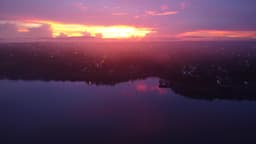 Amanhecer vibrante refletido no rio