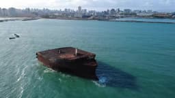 Navio Mara Hope naufragado próximo à orla urbana