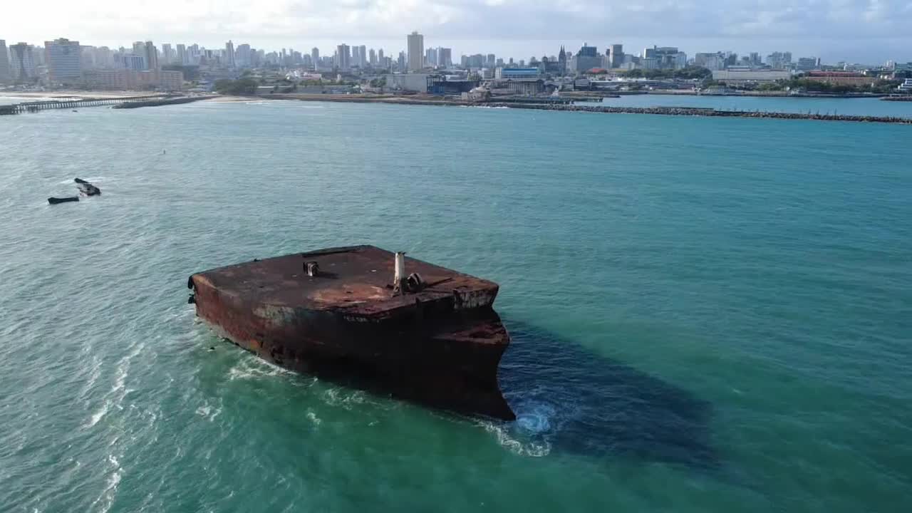 Navio Mara Hope naufragado próximo à orla urbana