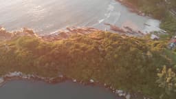Barco passando pela ponte da barra da lagoa